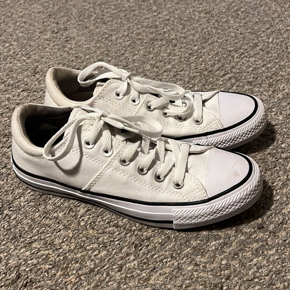 White converse size 7 - Picture 2 of 6